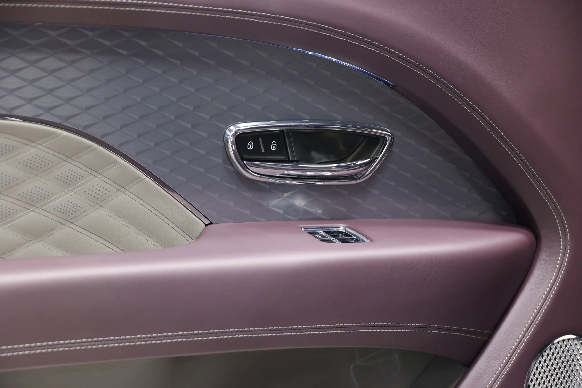 Used 2023 Bentley Bentayga Extended Wheelbase image 53