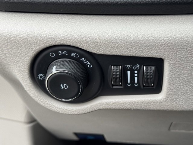 Used 2024 Chrysler Pacifica Touring-L image 29