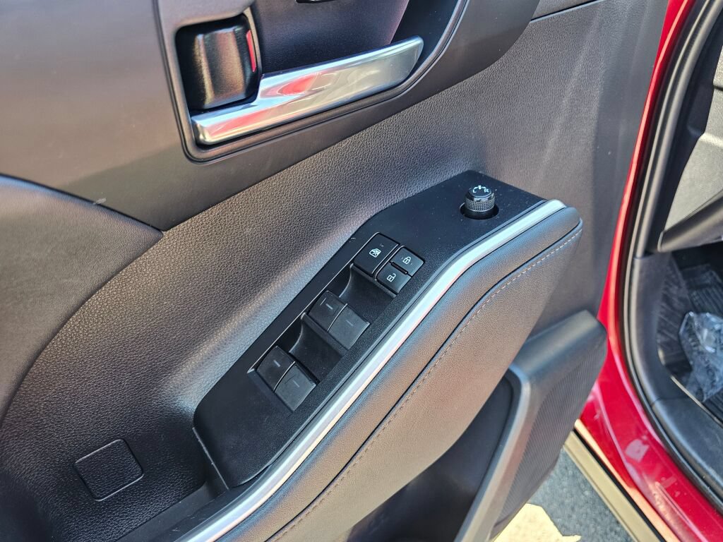Used 2021 Toyota Highlander XLE AWD/4WD image 16