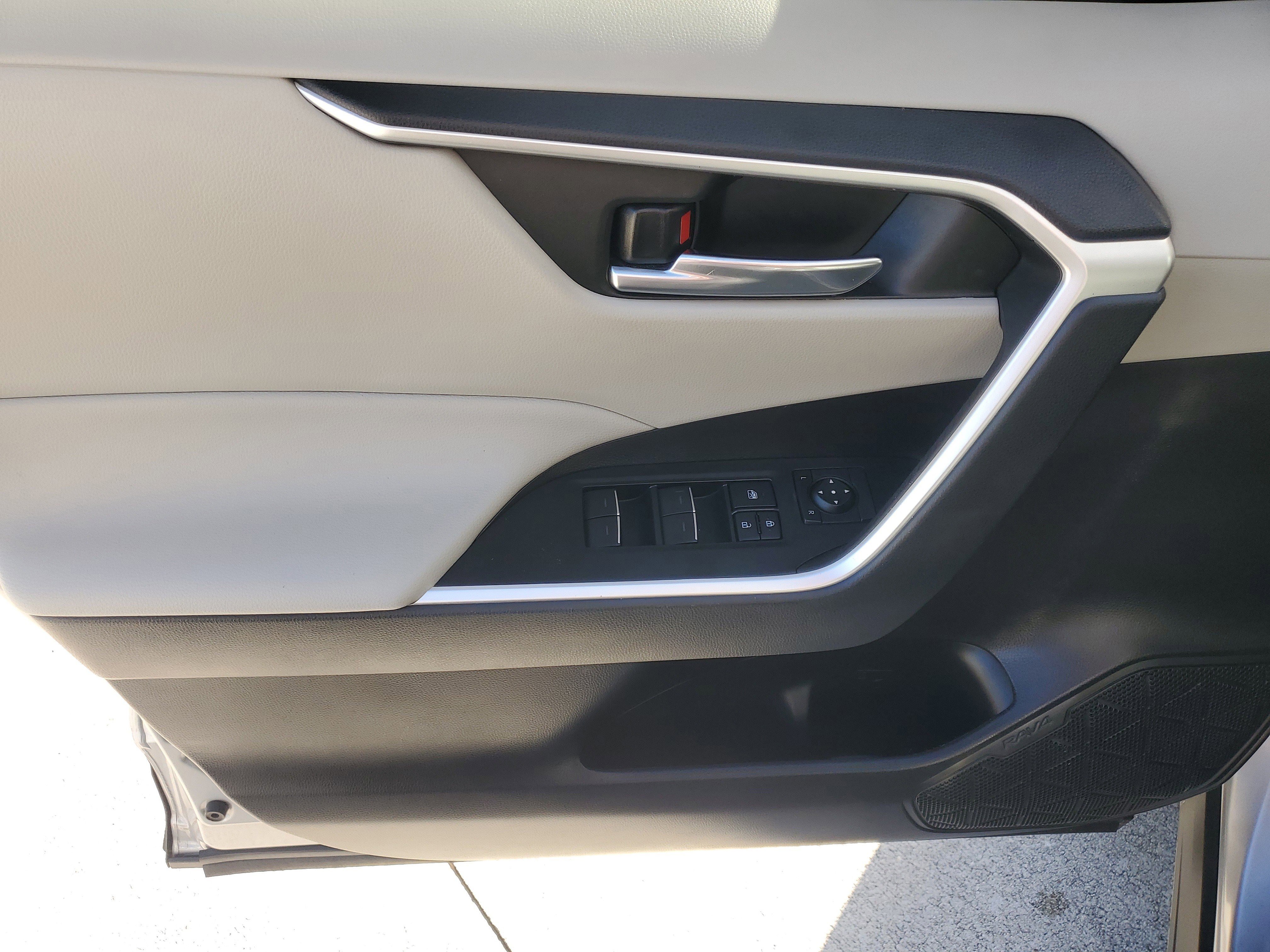 Used 2022 Toyota RAV4 XLE Premium image 22