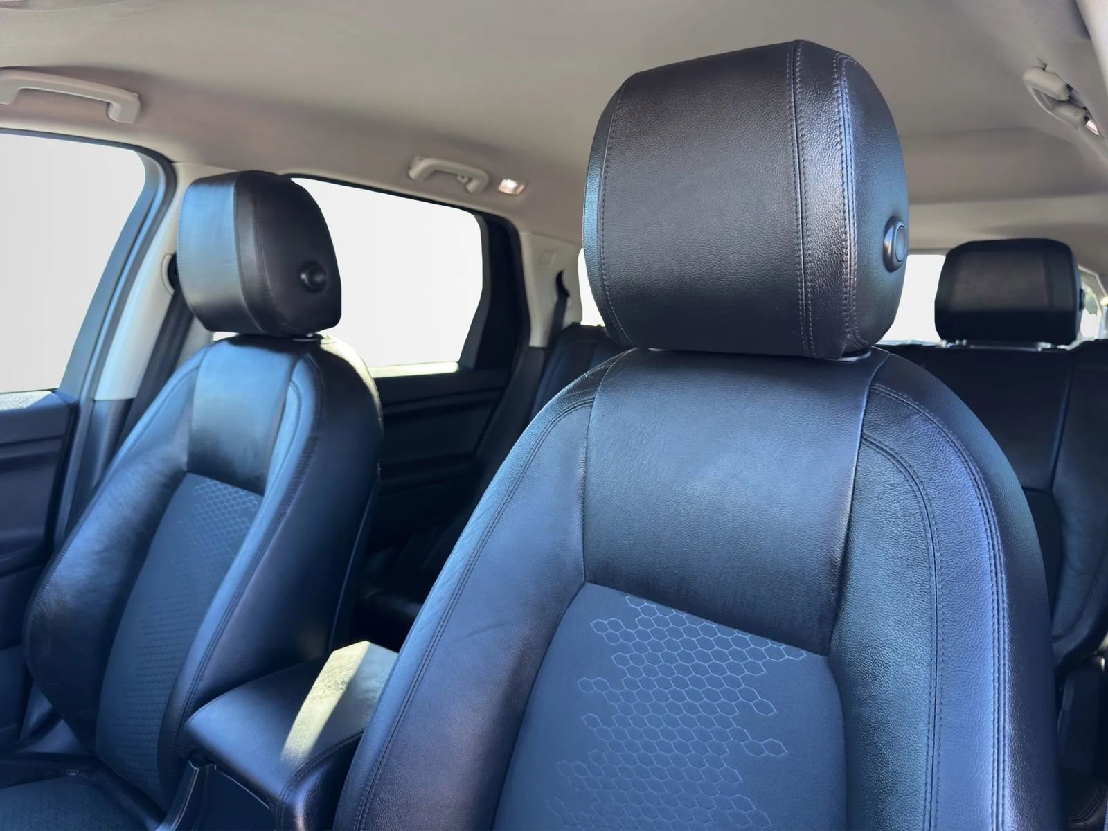 Used 2016 Land Rover Discovery Sport SE image 13