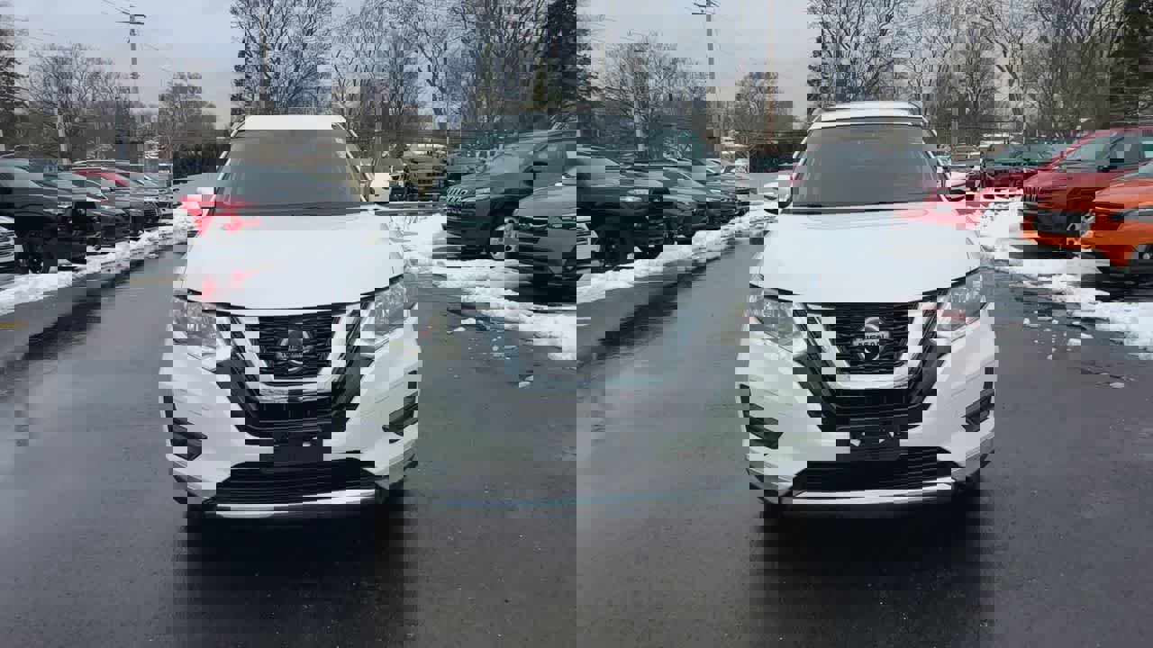 Used 2018 Nissan Rogue SV image 3