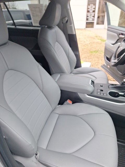 Used 2024 Toyota Highlander LE image 22