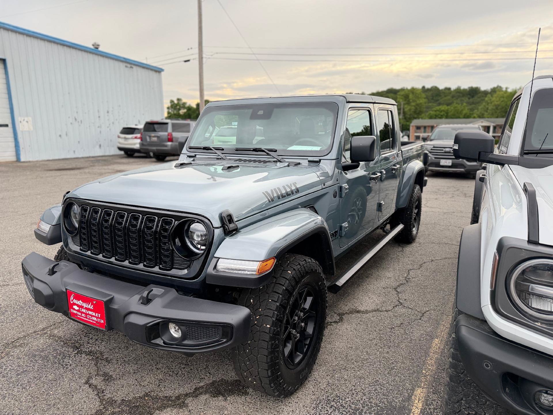 Used 2025 Jeep Gladiator Sport AWD/4WD image 6