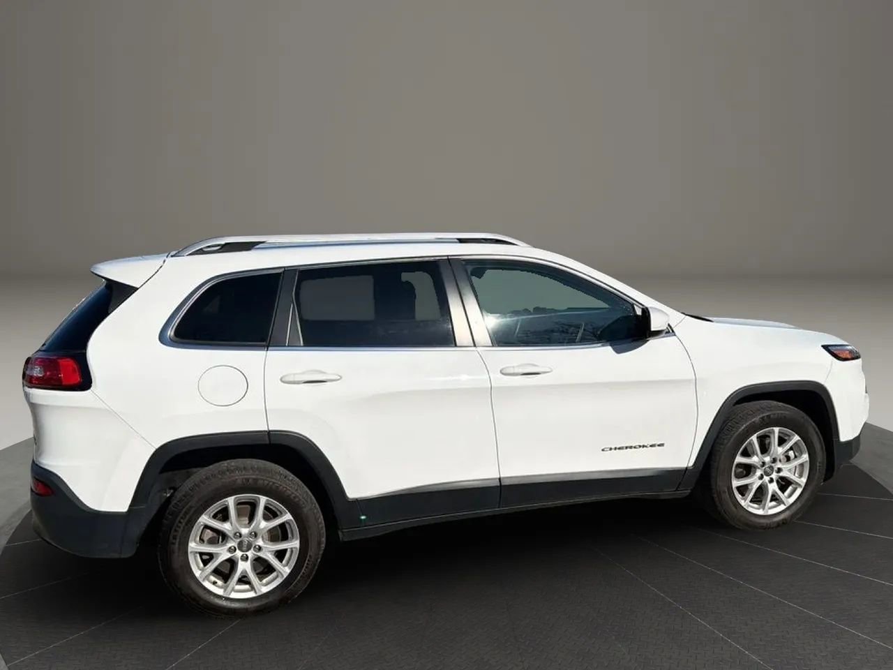Used 2016 Jeep Cherokee Latitude w/ Cold Weather Group AWD/4WD image 14