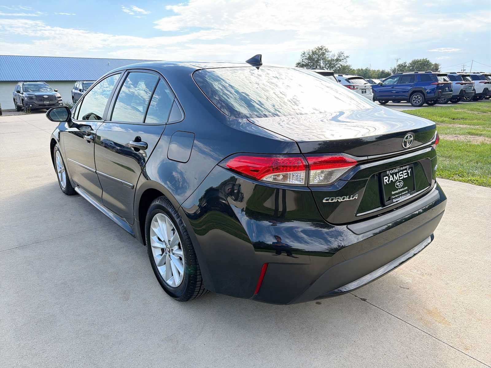 Used 2020 Toyota Corolla LE w/ LE Convenience Package FWD image 4