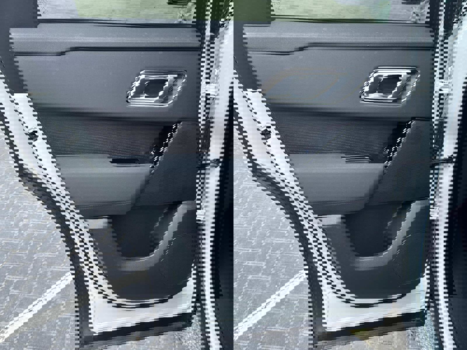 Certified 2025 Land Rover Range Rover Velar Dynamic SE image 12