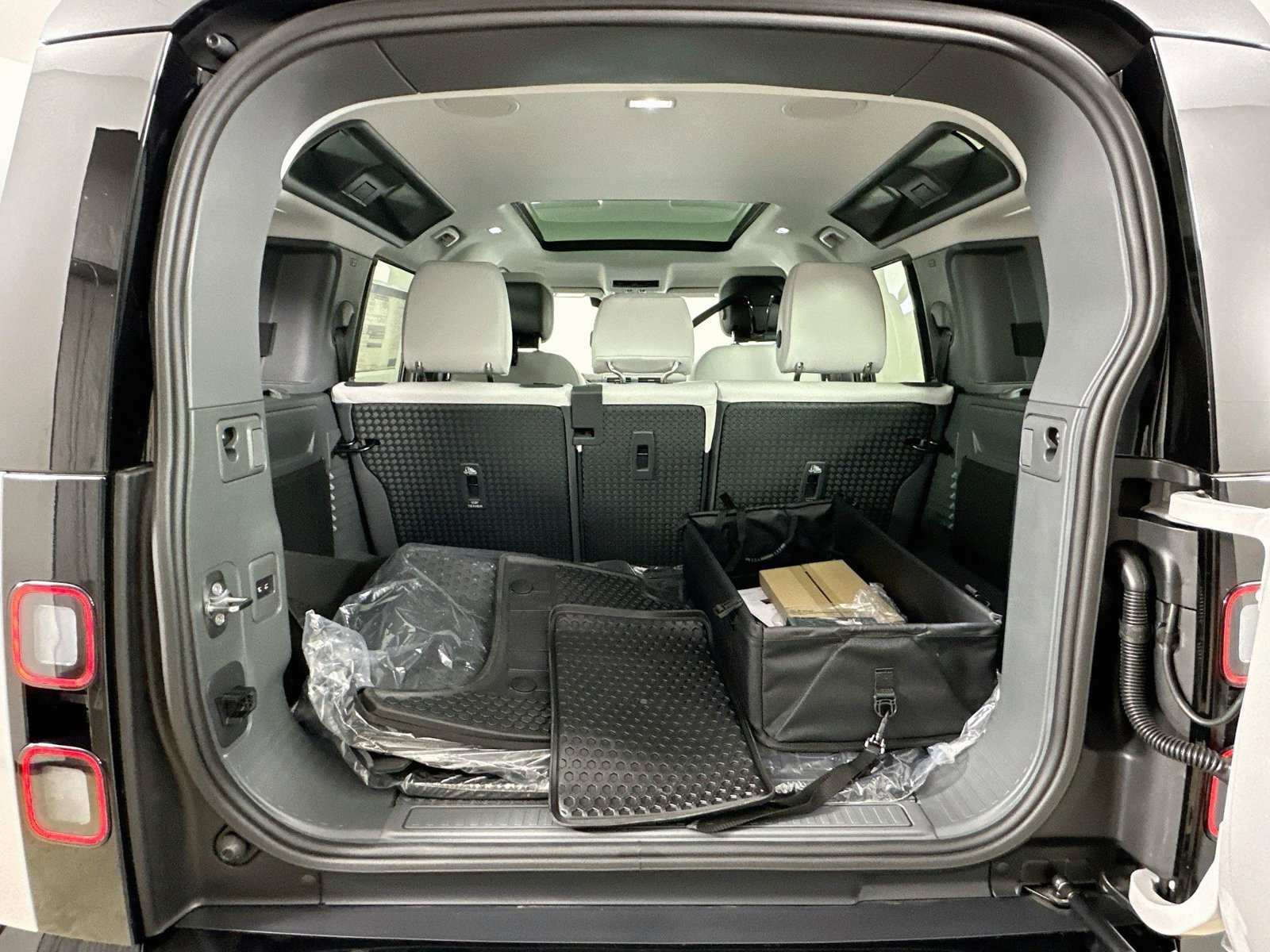 New 2026 Land Rover Defender 110 X-Dynamic SE AWD/4WD image 41