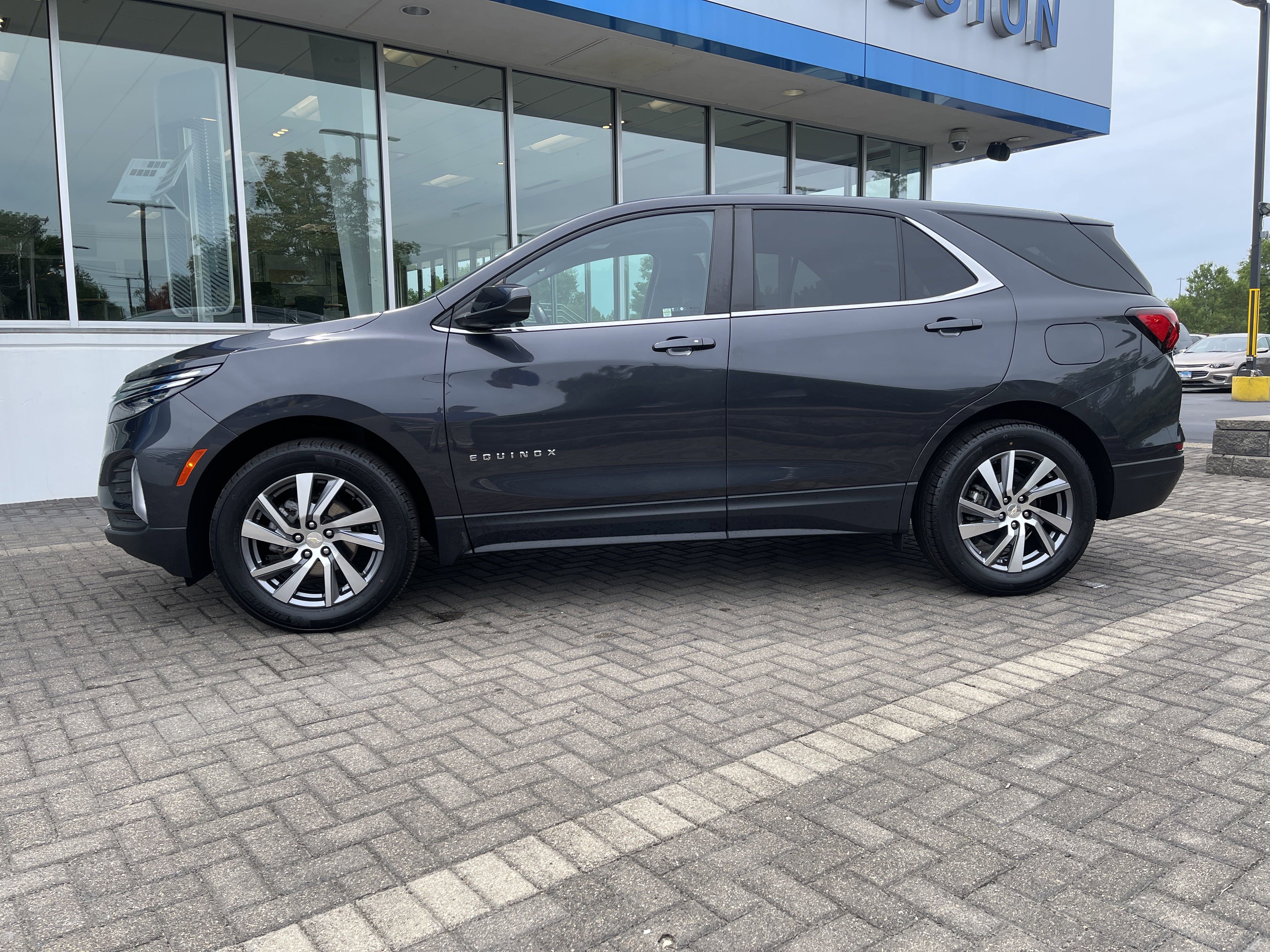 Used 2022 Chevrolet Equinox LT image 2