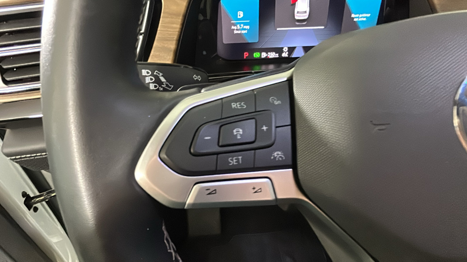 Used 2025 Volkswagen Atlas SE AWD/4WD image 15