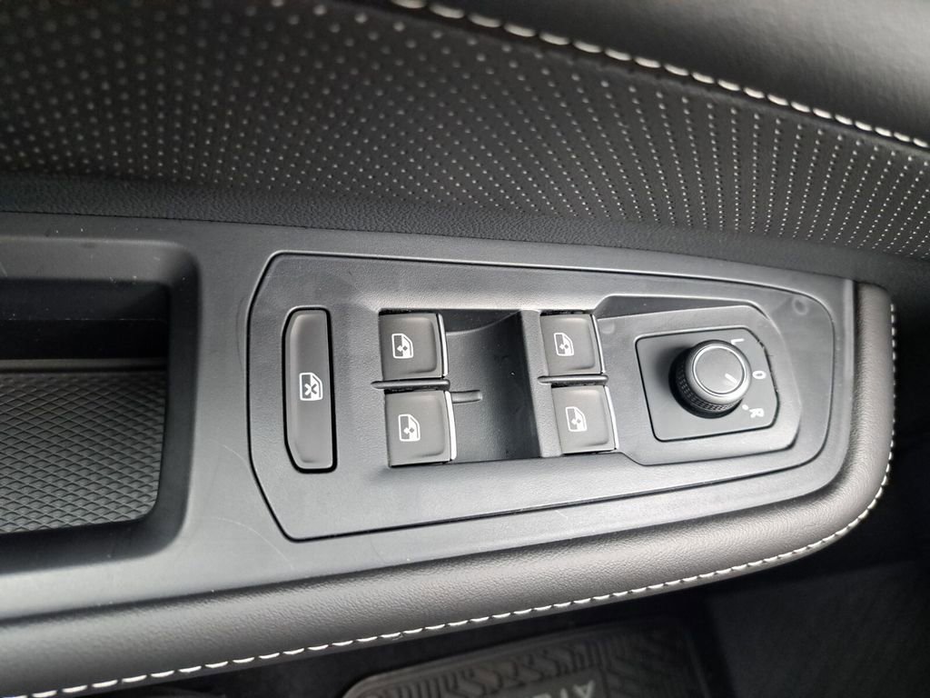 Used 2025 Volkswagen Atlas SE image 15