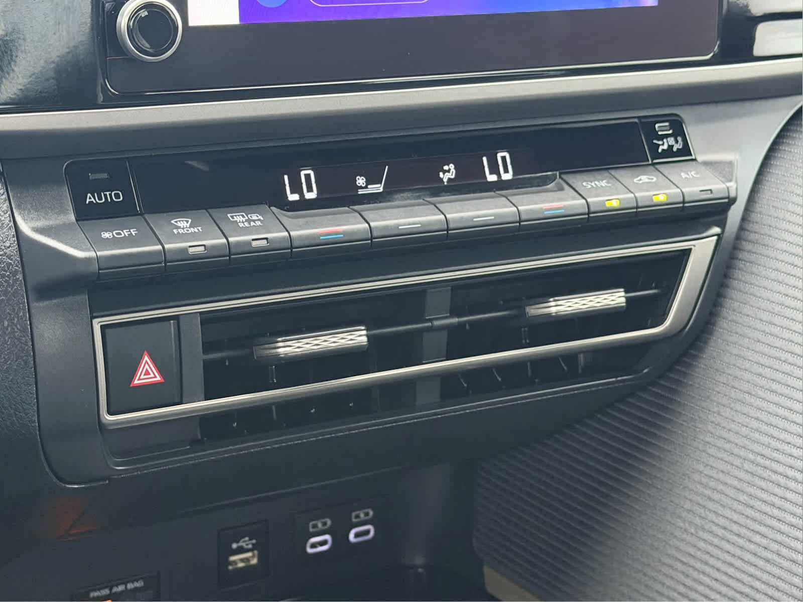 Used 2025 Toyota Camry SE w/ Convenience Package FWD image 33