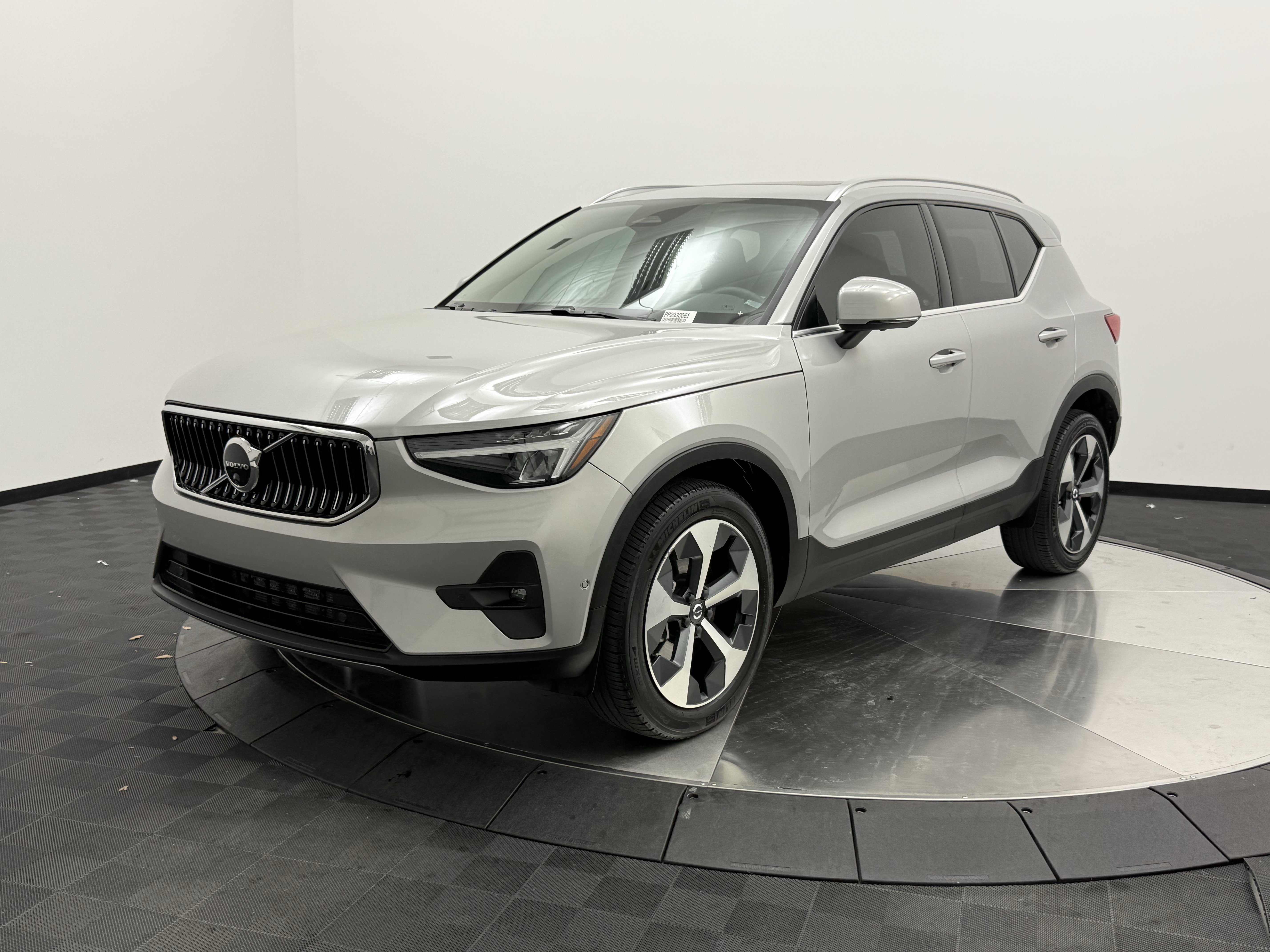Certified 2023 Volvo XC40 B5 Plus w/ Driver Assist Package AWD/4WD image 3