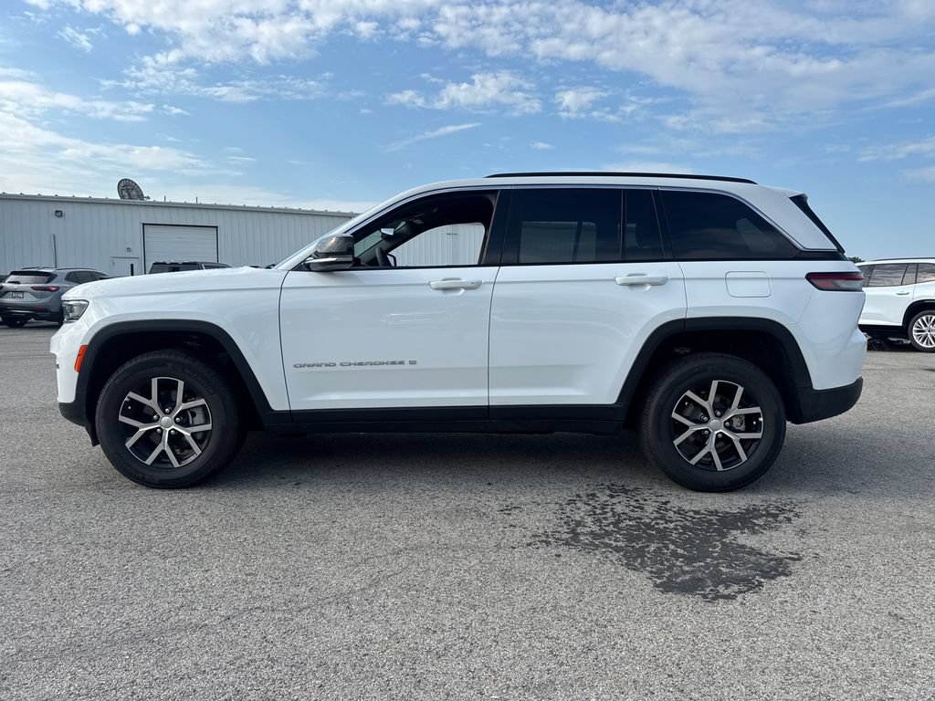 Used 2025 Jeep Grand Cherokee Limited AWD/4WD image 3