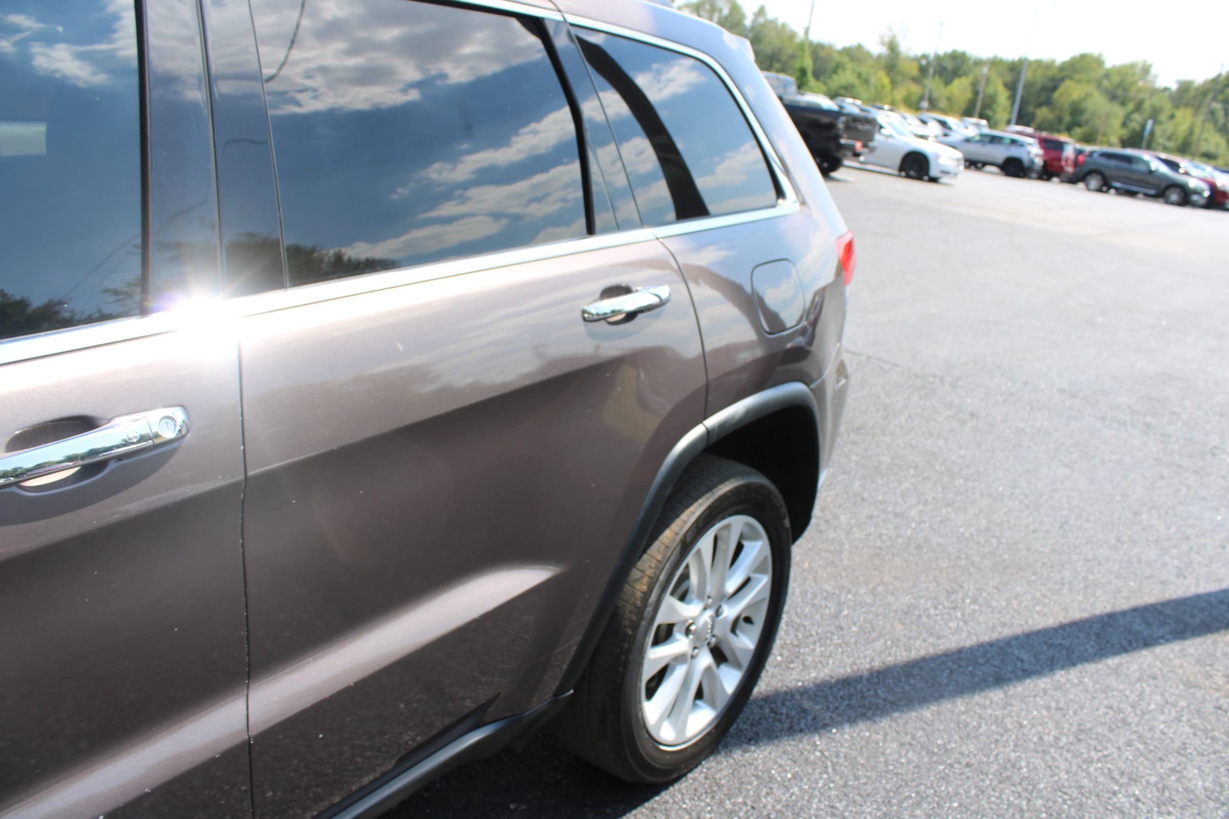 Used 2017 Jeep Grand Cherokee Limited AWD/4WD image 4