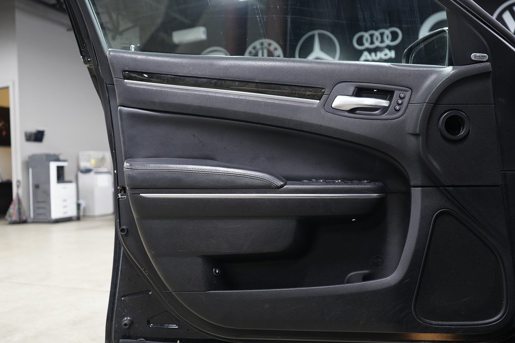 Used 2017 Chrysler 300 C RWD image 9