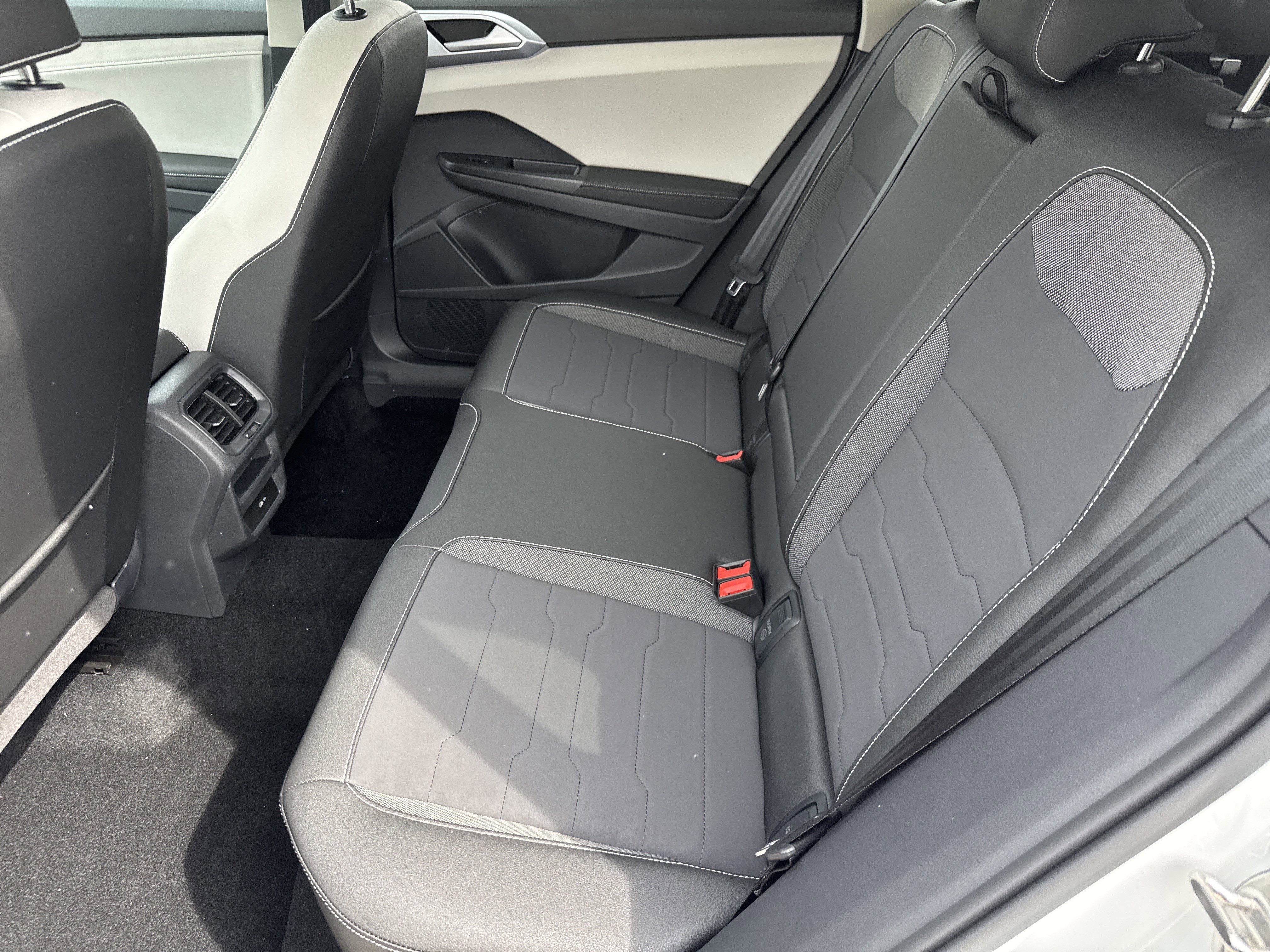 New 2025 Volkswagen Taos SE image 5