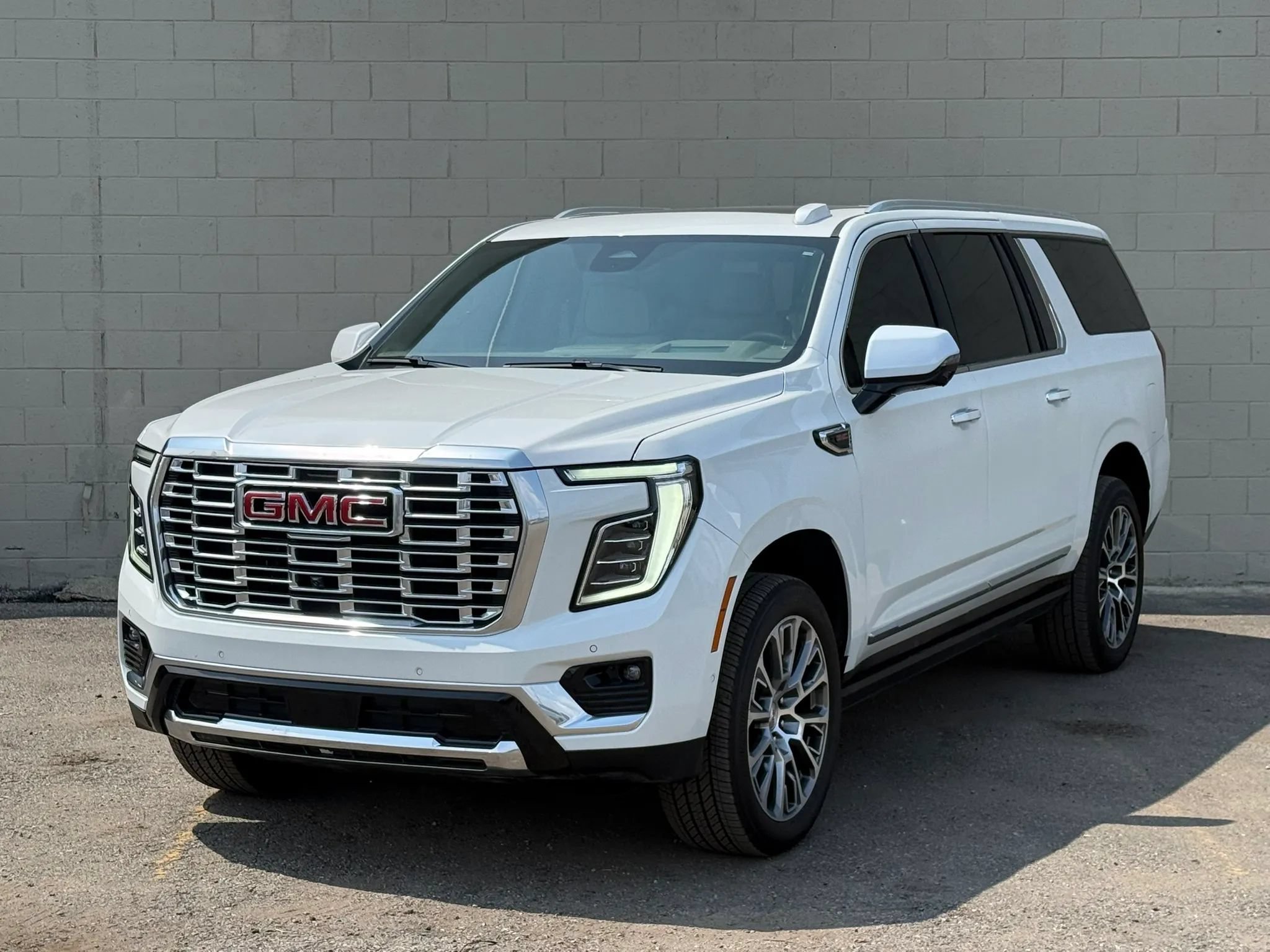 Used 2025 GMC Yukon XL Denali w/ Denali Reserve Package RWD image 2
