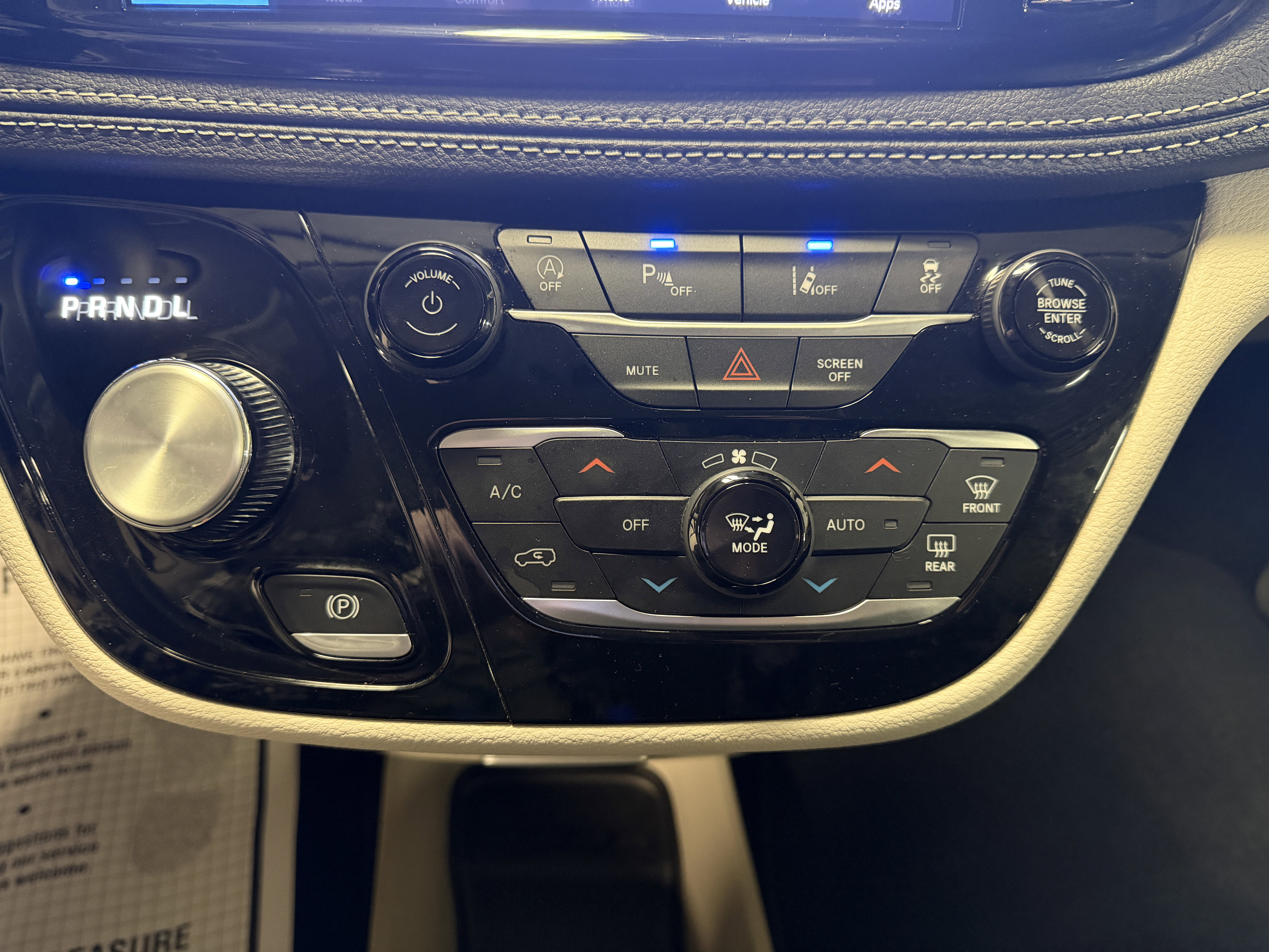 Used 2024 Chrysler Pacifica Touring-L image 11