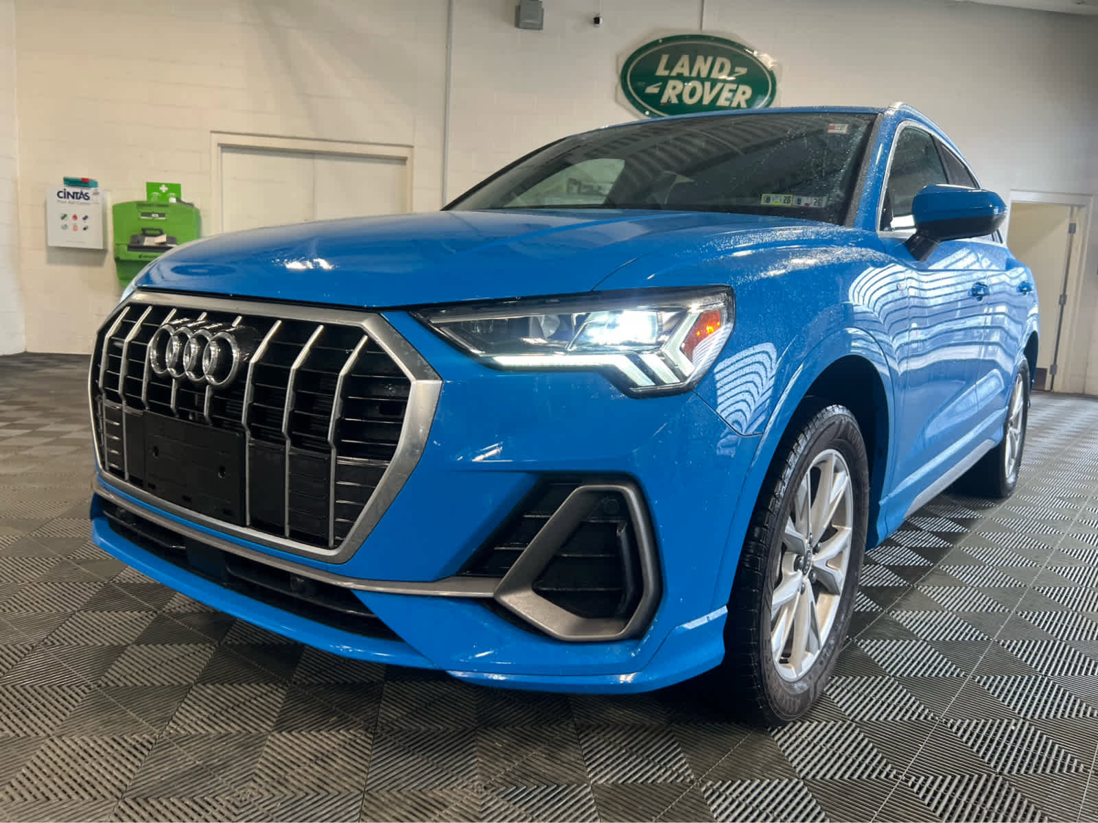 Used 2023 Audi Q3 2.0T Premium image 3