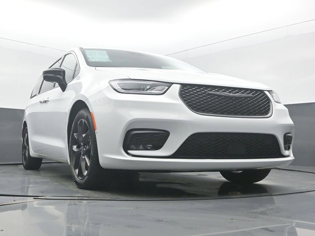 Used 2025 Chrysler Pacifica Limited image 51