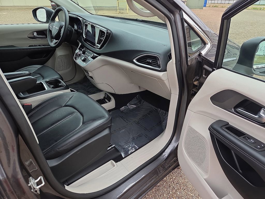 Used 2023 Chrysler Pacifica Touring-L FWD image 12