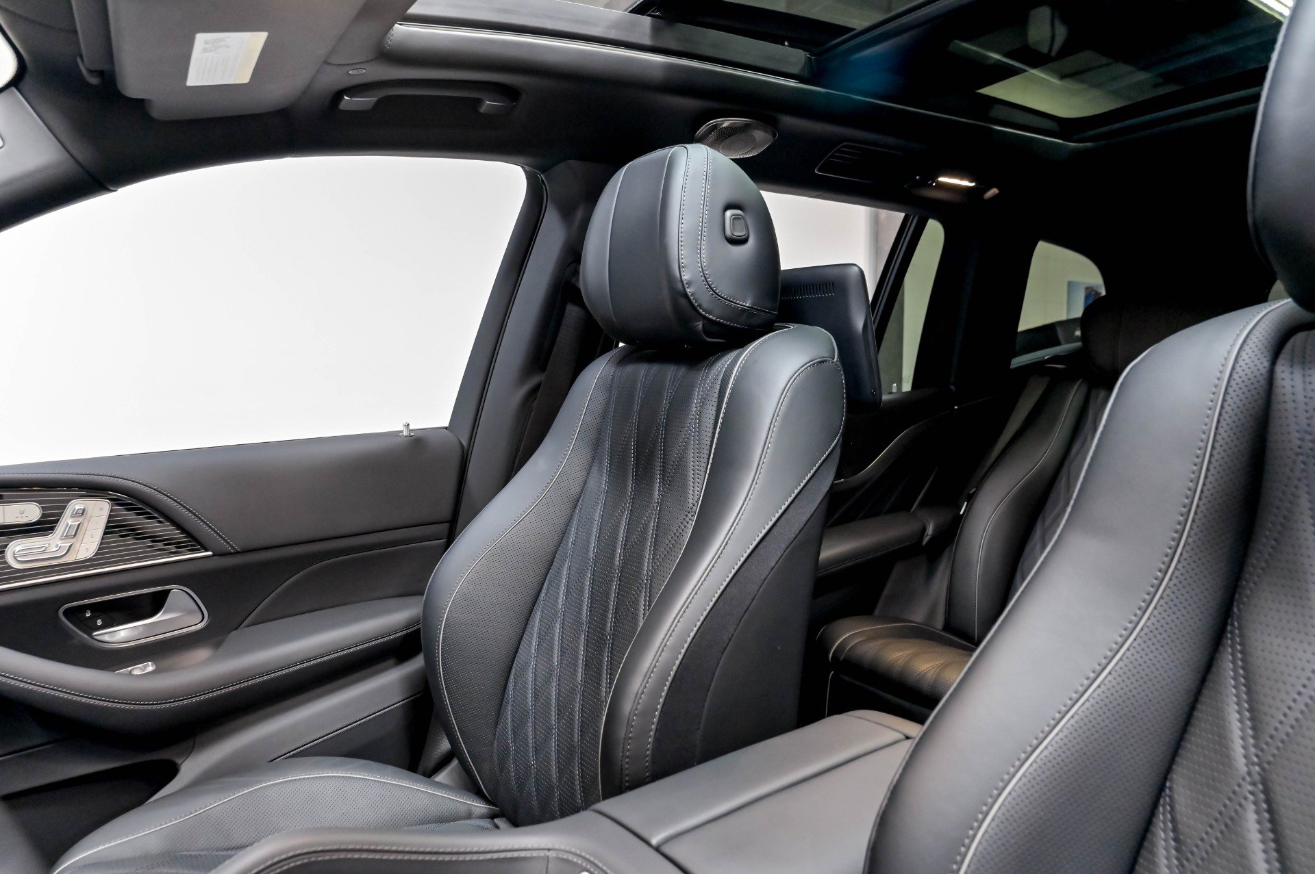 Used 2024 Mercedes-Benz Maybach GLS 600 4MATIC image 14