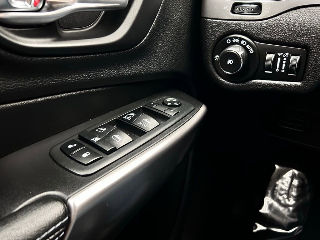 Certified 2019 Jeep Cherokee Latitude Plus AWD/4WD image 19
