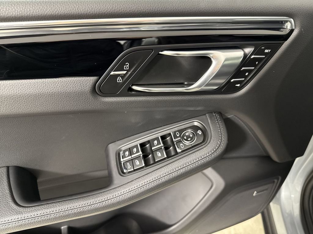 Certified 2025 Porsche Macan image 34