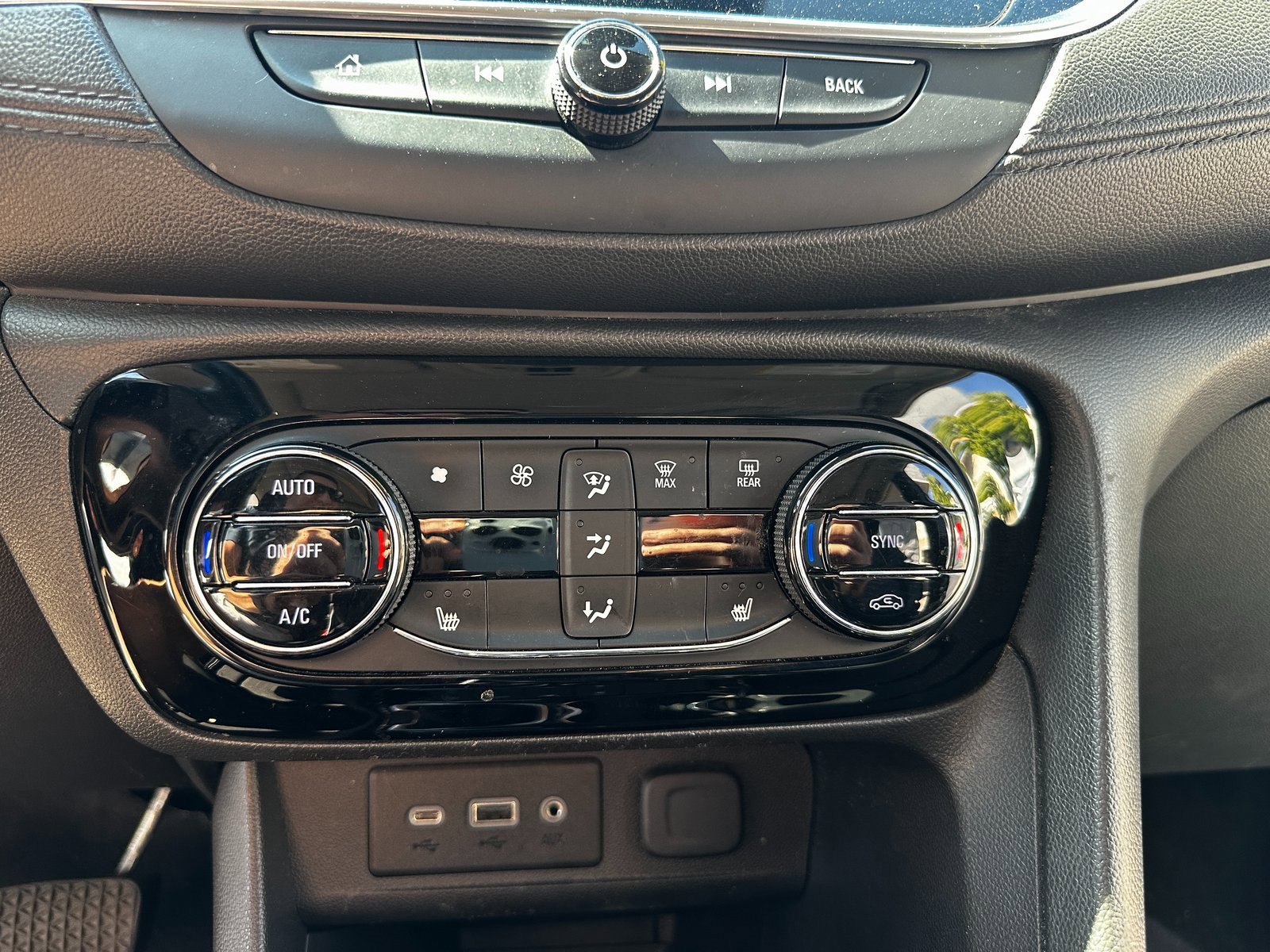 Used 2021 Buick Encore GX Essence w/ Experience Buick Package image 13