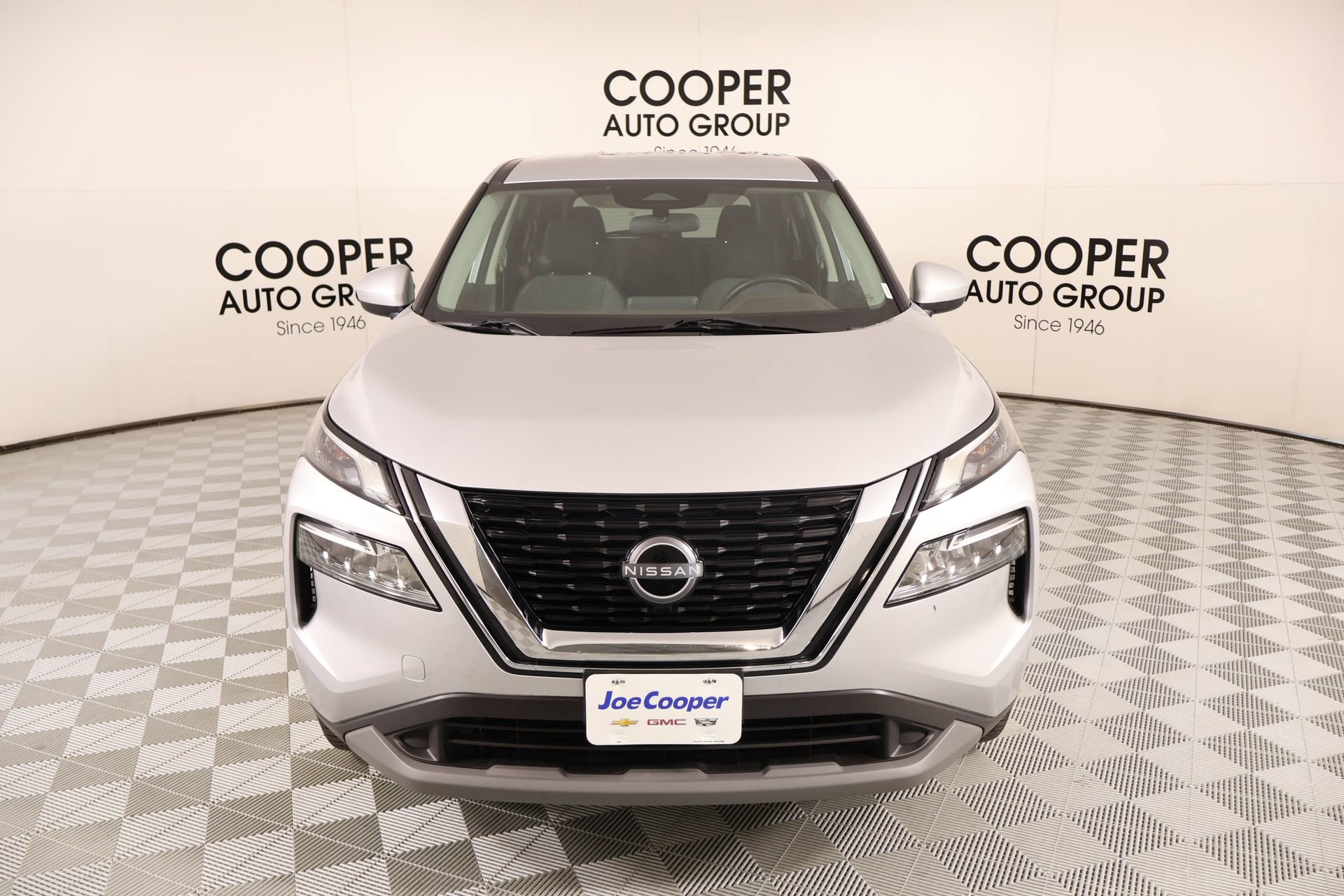 Used 2023 Nissan Rogue SV FWD image 2