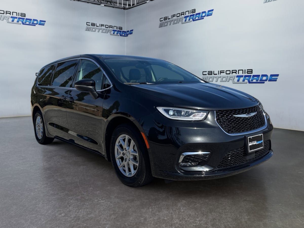 Used 2023 Chrysler Pacifica Touring-L FWD image 3