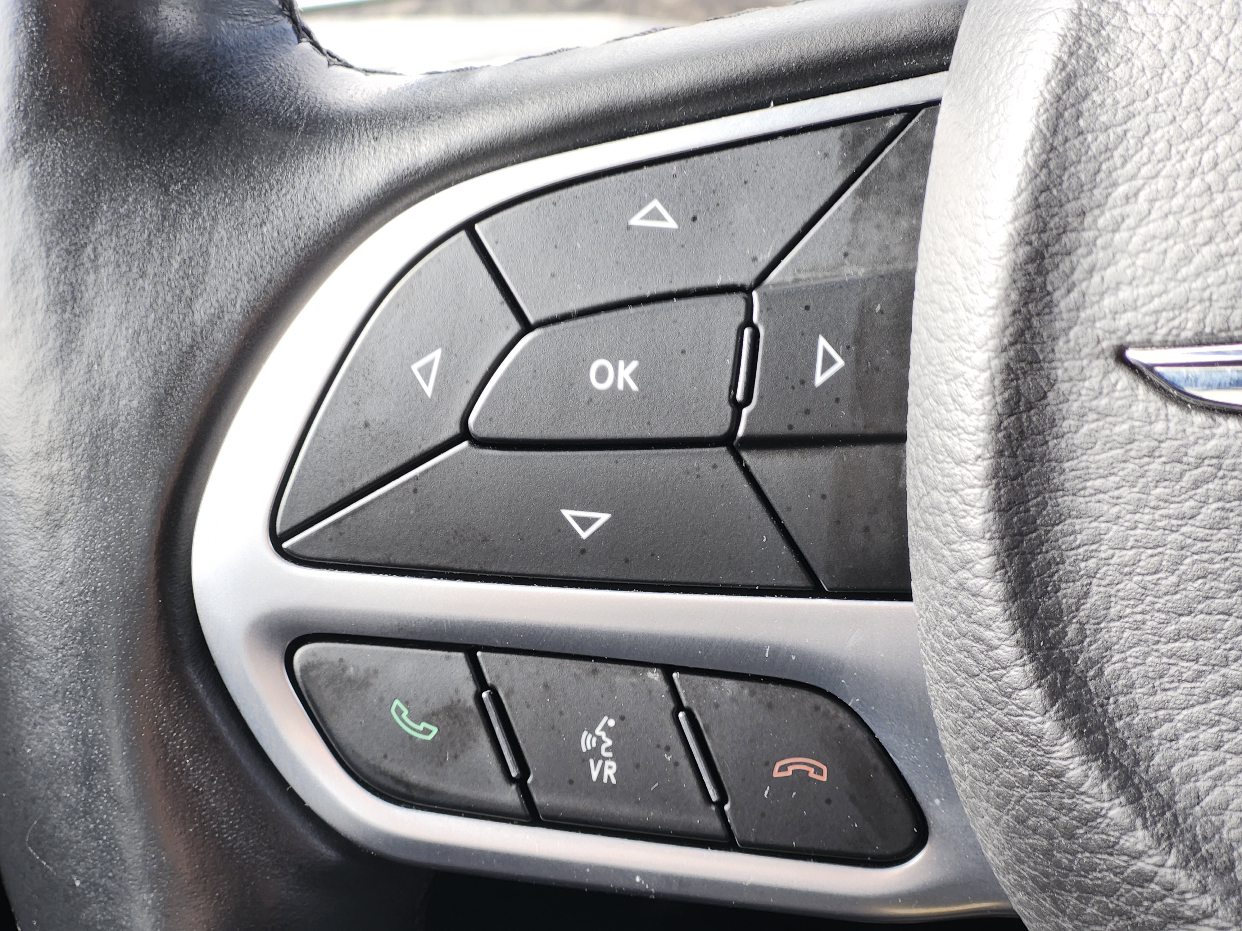 Used 2018 Chrysler 300 Limited image 32