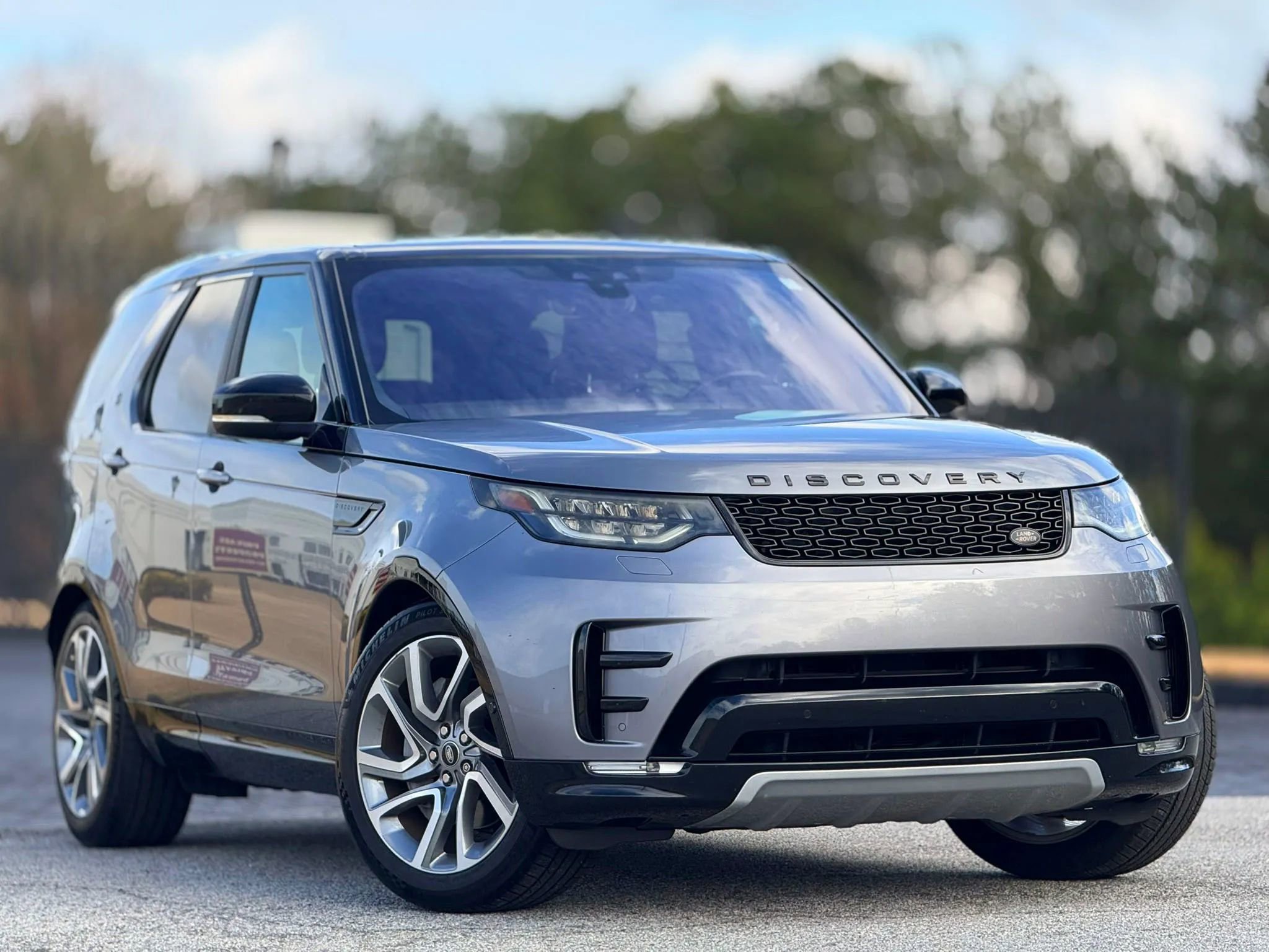 Used 2020 Land Rover Discovery Landmark image 4