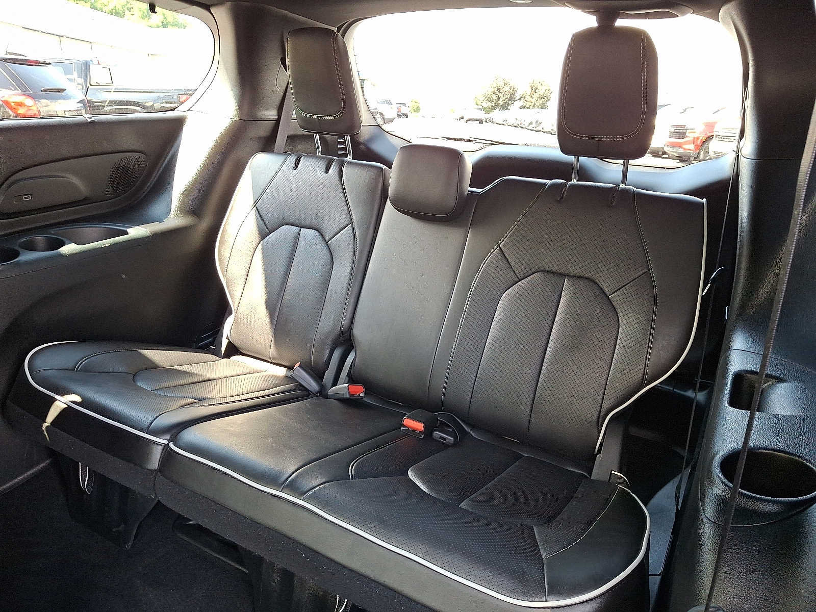 Used 2025 Chrysler Pacifica Limited FWD image 11