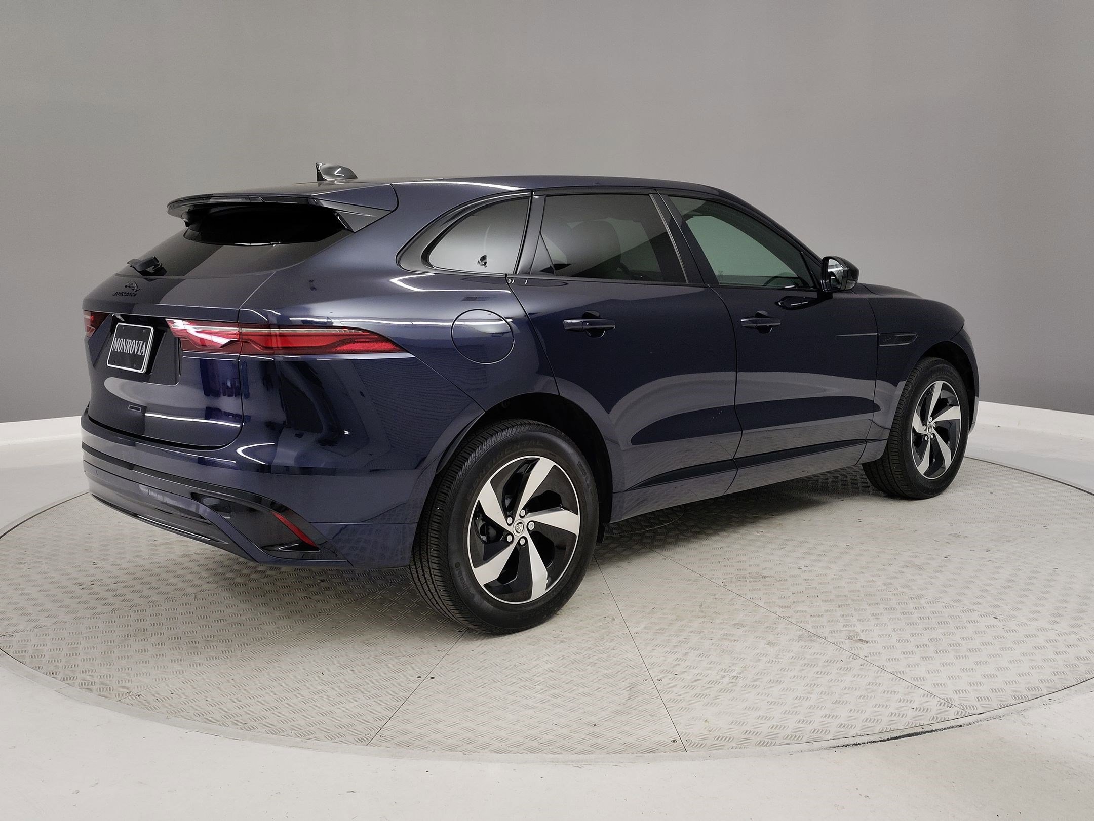 Used 2024 Jaguar F-PACE R-Dynamic S image 6