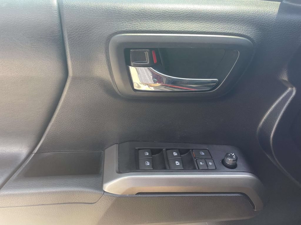 Used 2020 Toyota Tacoma Limited AWD/4WD image 18