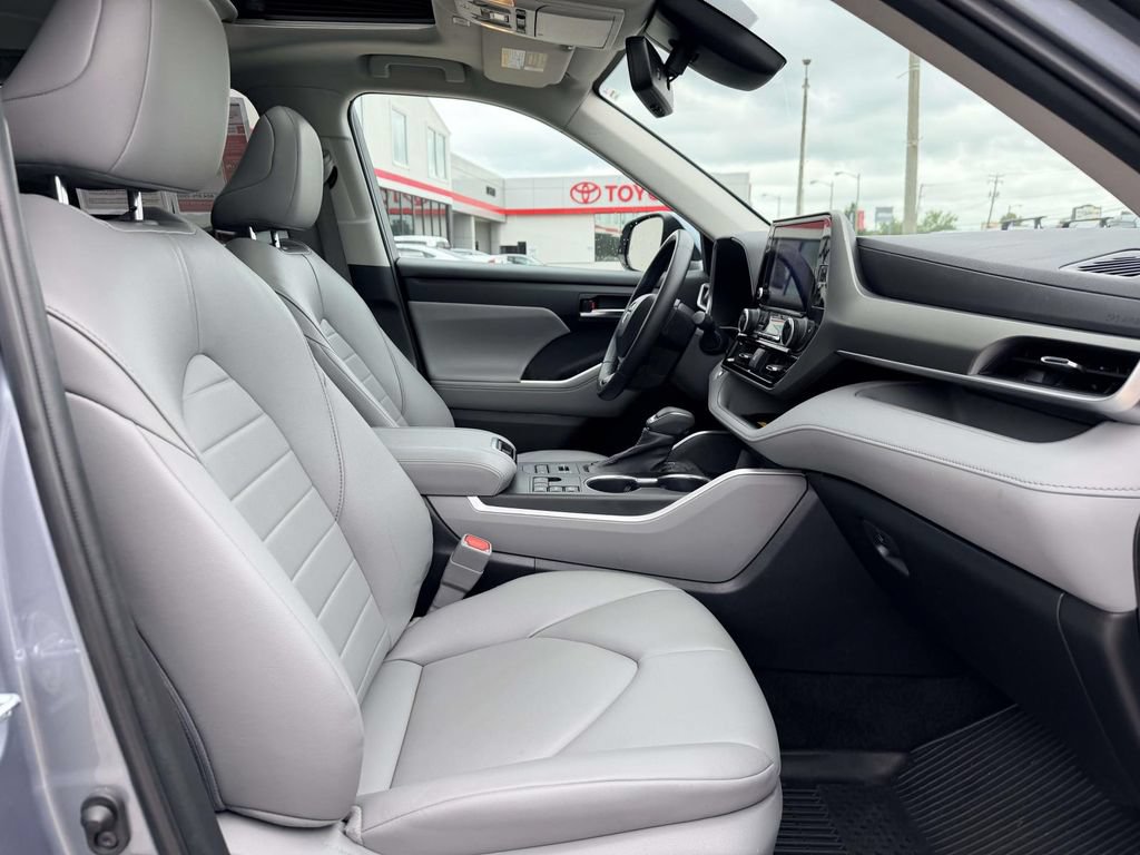 Used 2023 Toyota Highlander XLE AWD/4WD image 13