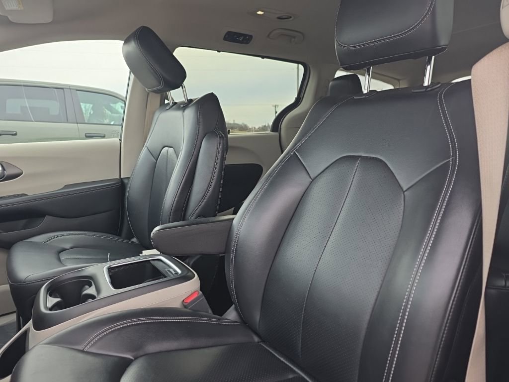 Used 2024 Chrysler Pacifica Touring-L FWD image 15