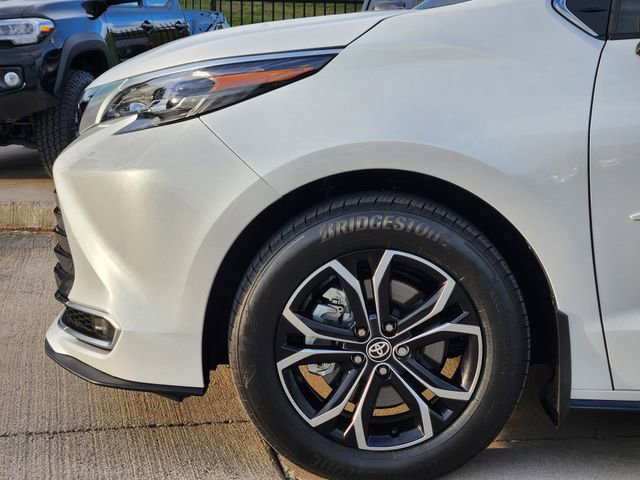 Used 2026 Toyota Sienna Platinum image 6