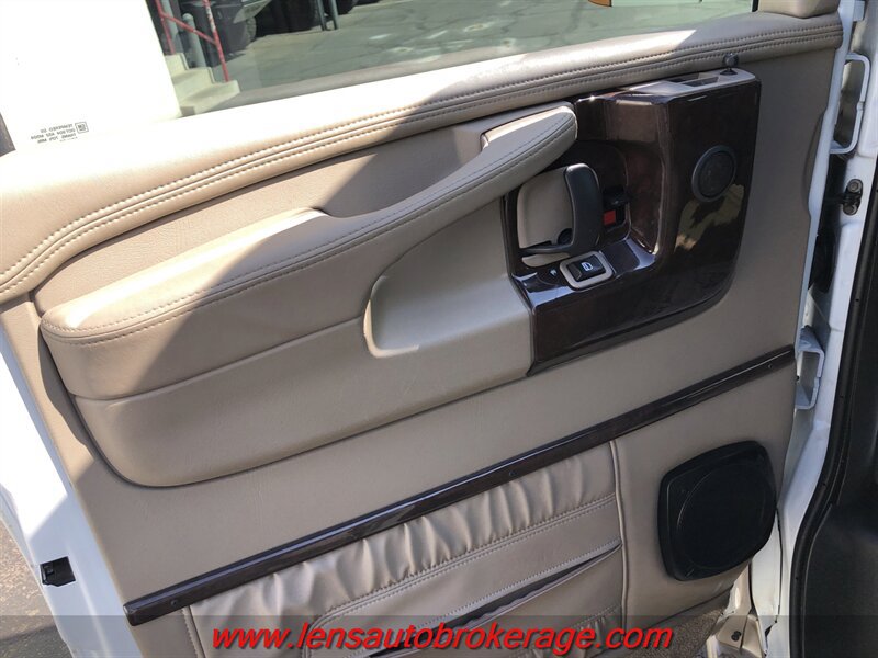 Used 2010 Chevrolet Express 1500 w/ Preferred Equipment Group RWD image 9