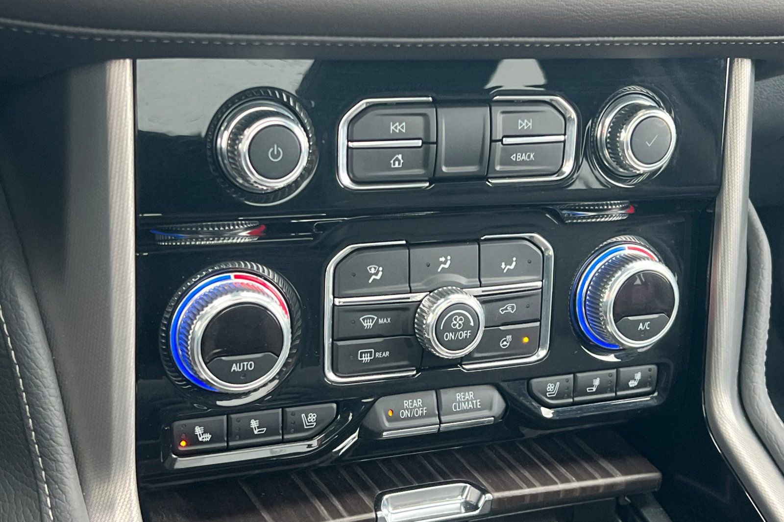 Used 2024 GMC Yukon Denali w/ Advanced Technology Package image 24