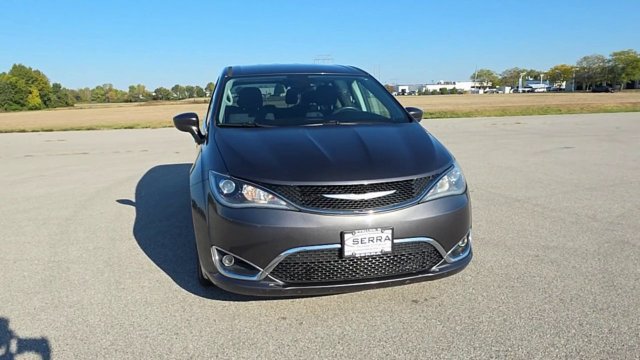 Used 2018 Chrysler Pacifica Touring Plus w/ Tire & Wheel Group FWD image 2