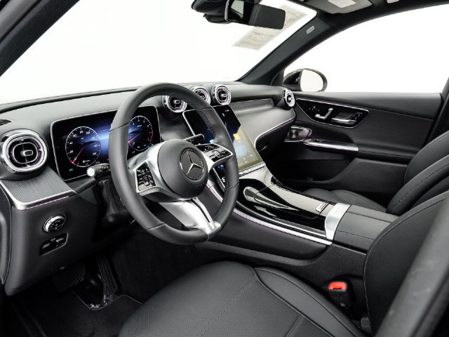 Used 2025 Mercedes-Benz GLC 300 4MATIC image 4