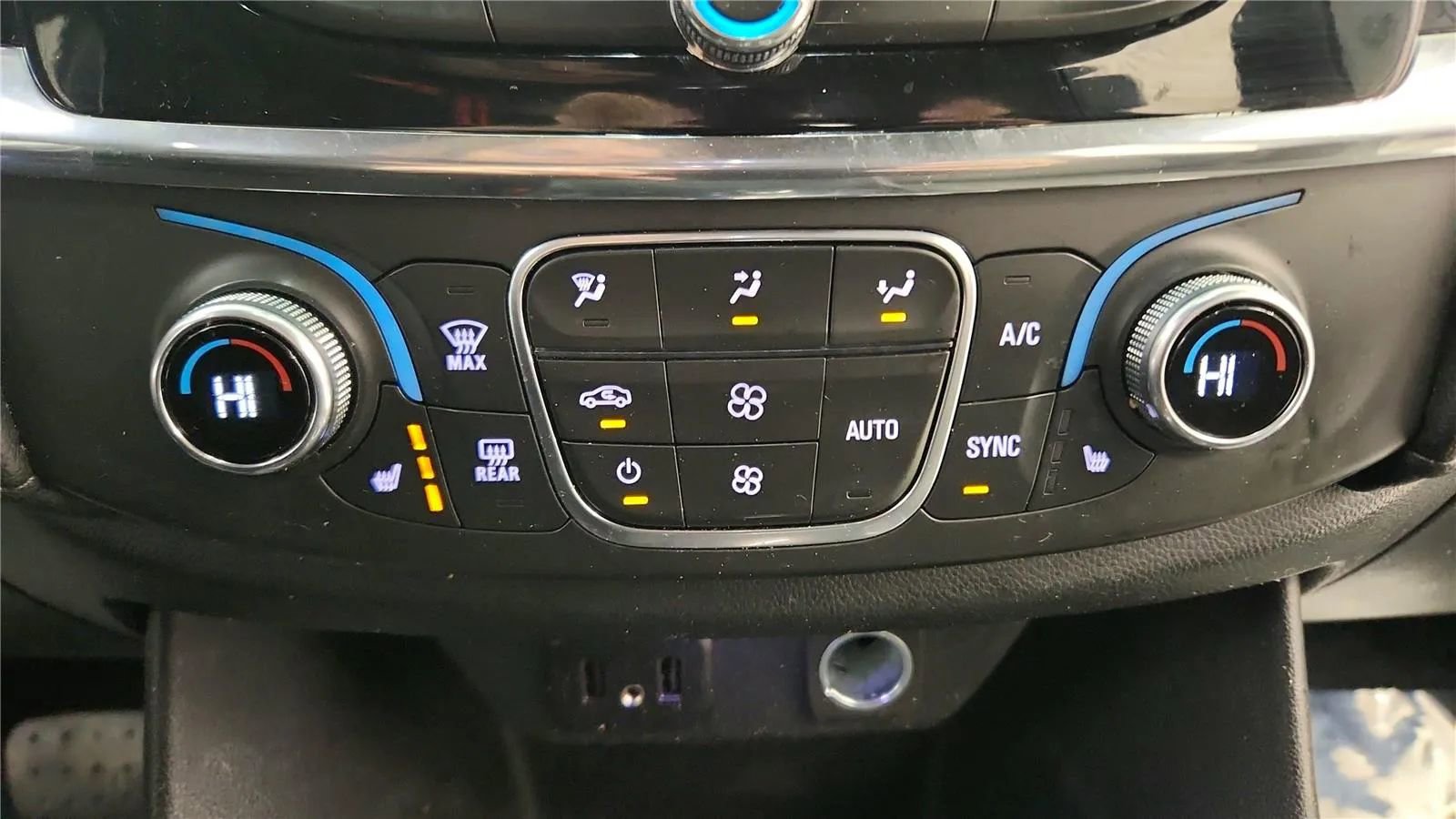 Used 2023 Chevrolet Traverse LT image 30