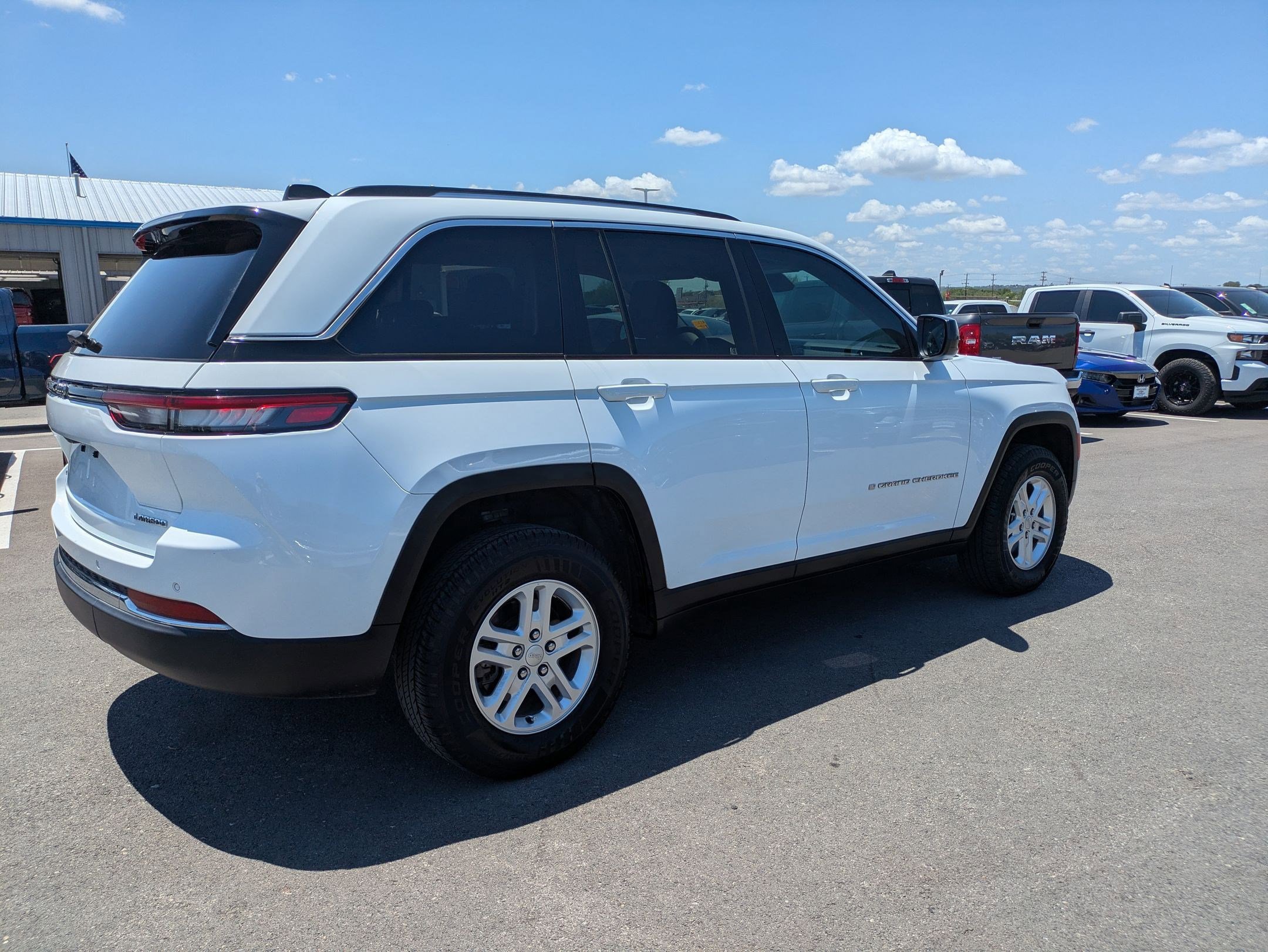 Used 2023 Jeep Grand Cherokee Laredo image 2