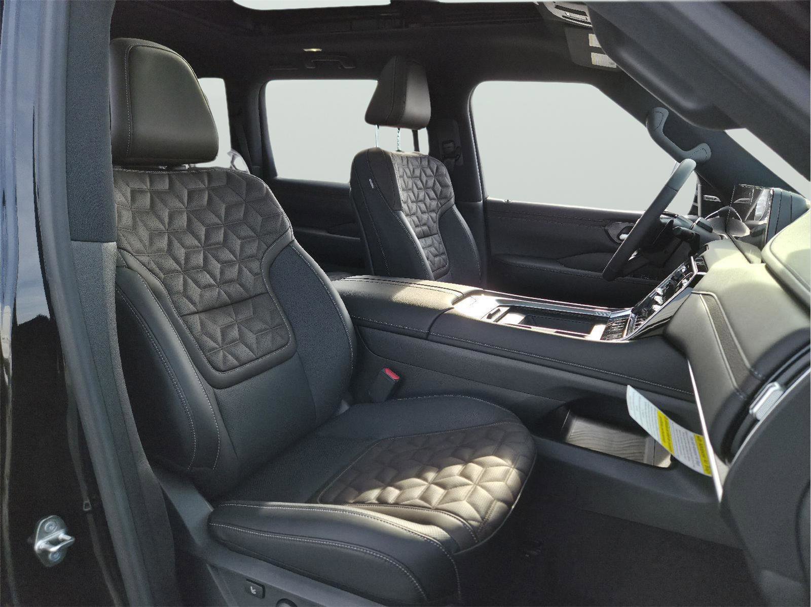 New 2025 Nissan Armada Platinum Reserve image 16