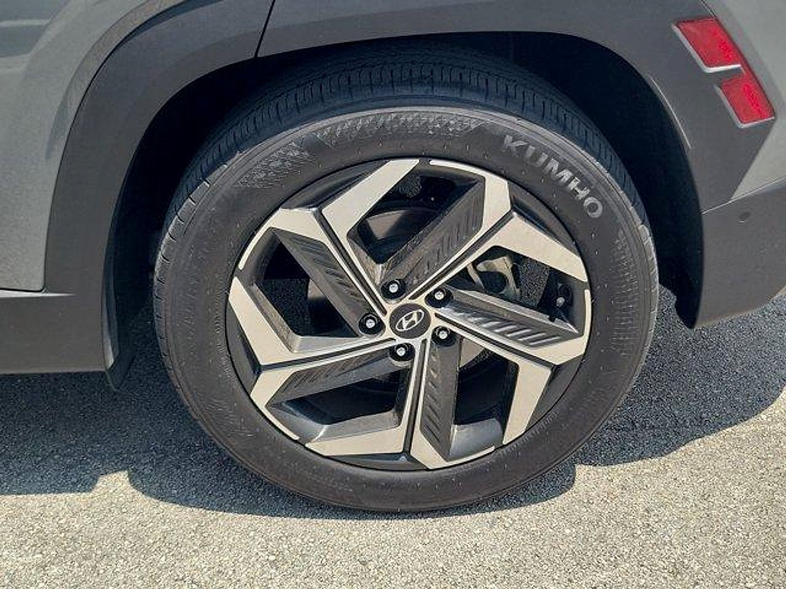 Certified 2024 Hyundai Tucson Limited FWD image 12