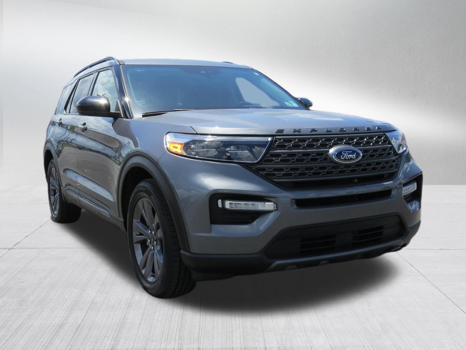 Used 2024 Ford Explorer XLT w/ Equipment Group 202A RWD image 9