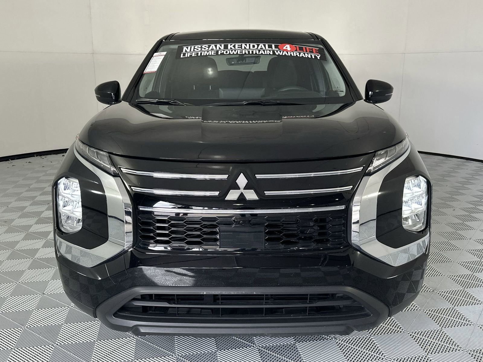 Used 2025 Mitsubishi Outlander ES image 3